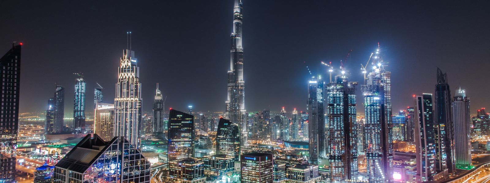 Distretto finanziario di Dubai di notte con il Burj Khalifa